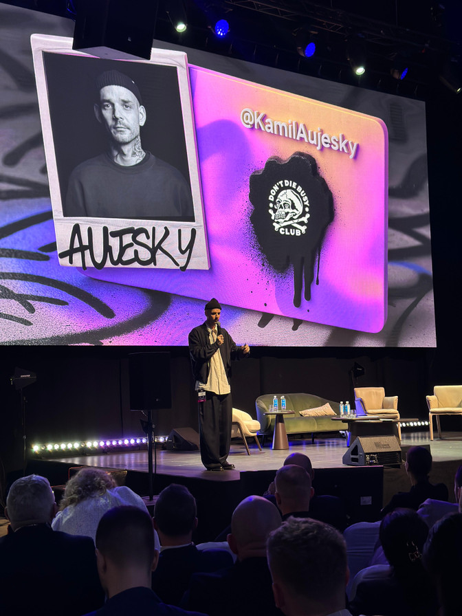 Kamil Aujeský na pódiu Forbes akcie pred publikom